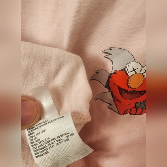 Kaws x Elmo Sesame Street Uniglo Single Stitch Pink Shirt Sz Small - Picture 7 of 9